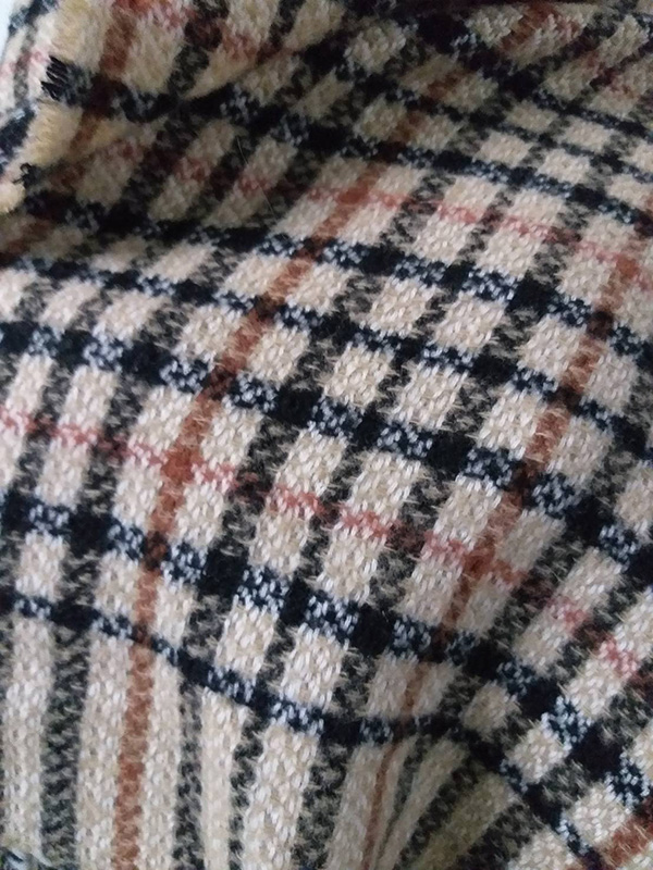 ผ้าคลุมไหล่ DAKS สวยมาก อุ่นมาก (ของใหม่)