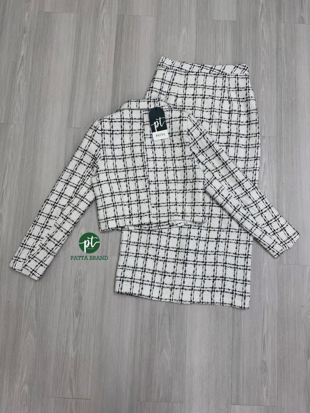 Set 2 ชิ้น เนื้อผ้าทวีตลายตารางขาวดำ ตัวเสื้อทรงพอดีตัว ดีเทลคอปกแขนยาวมีกระดุมหน้าใช้งานได้จริง และช่วงอกแต่งกระเป๋า2ข้าง ล้วงได้เก๋ๆ มาพร้อมกับกระโปรงยาวทรงตรงเนื้อผ้าเดียวกัน ใส่สบาย : สินค้าคุณภาพ (พร้อมส่ง)