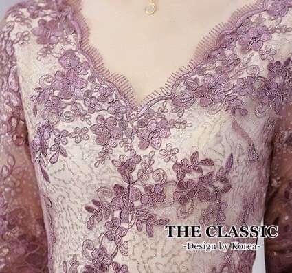 เดรสออกงานปักเลื่อม ใช้ผ้าเนื้อดีปักลวดลายดอกไม้ แขนยาว 3 ส่วน เนื้อผ้าแน่นปักลวดลายชัด ขึ้นลายดอก สวยงาม ปักเน้นย้ำด้วยเลื่อมสีชมพูใส ประกายเพชรกระจายแน่นทั่วตัว ช่วงล่าง ยาวมีซับใน: สินค้าคุณภาพ (พร้อมส่ง)