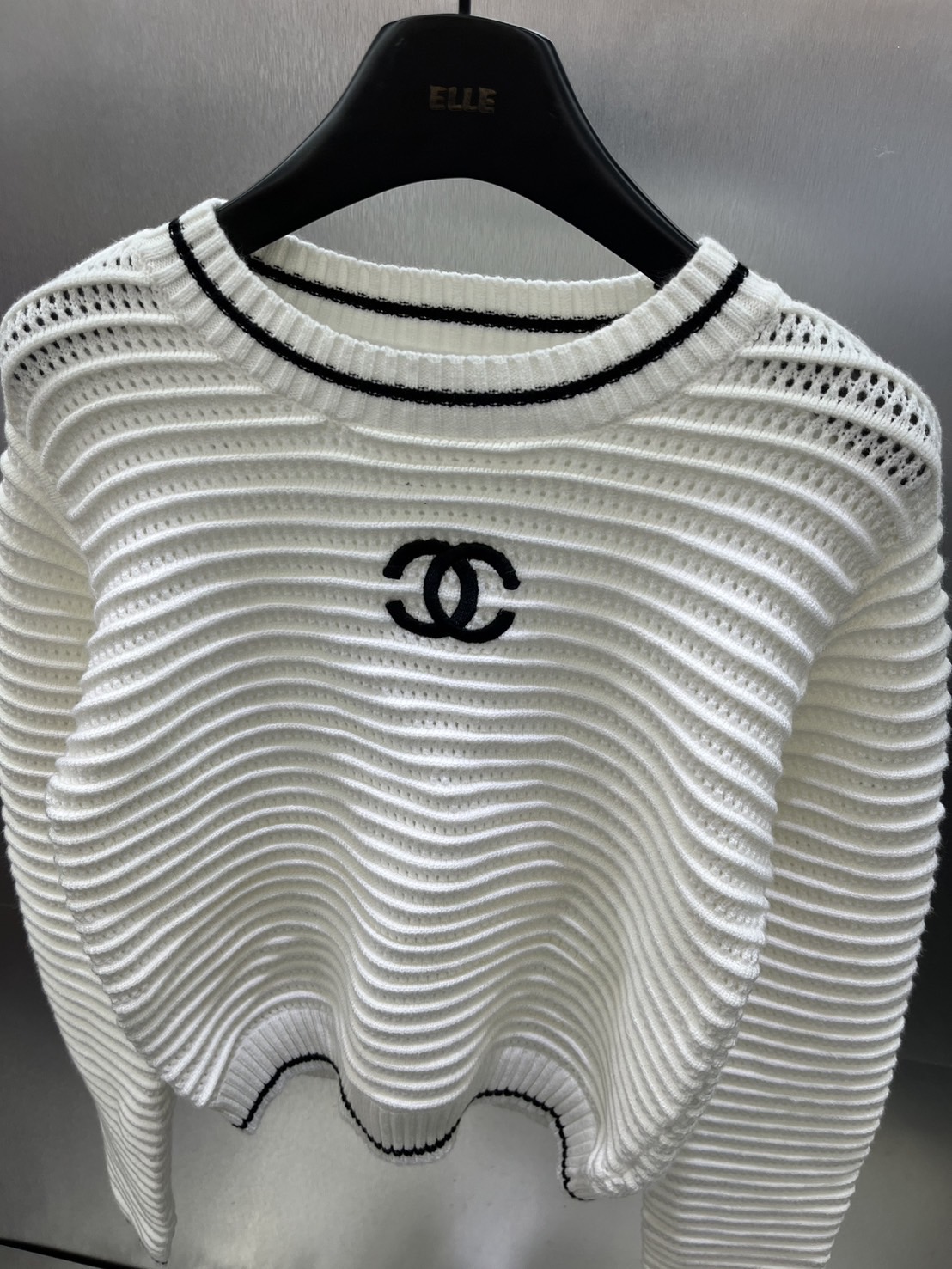 เสื้อสเวตเตอร์ผ้านิต ทอลายในตัว ผ้าสวยมาก ปักlogo สวยหรูดูไฮ งานไฮเอ็น ใส่สบาย : สินค้าคุณภาพ (พร้อมส่ง)