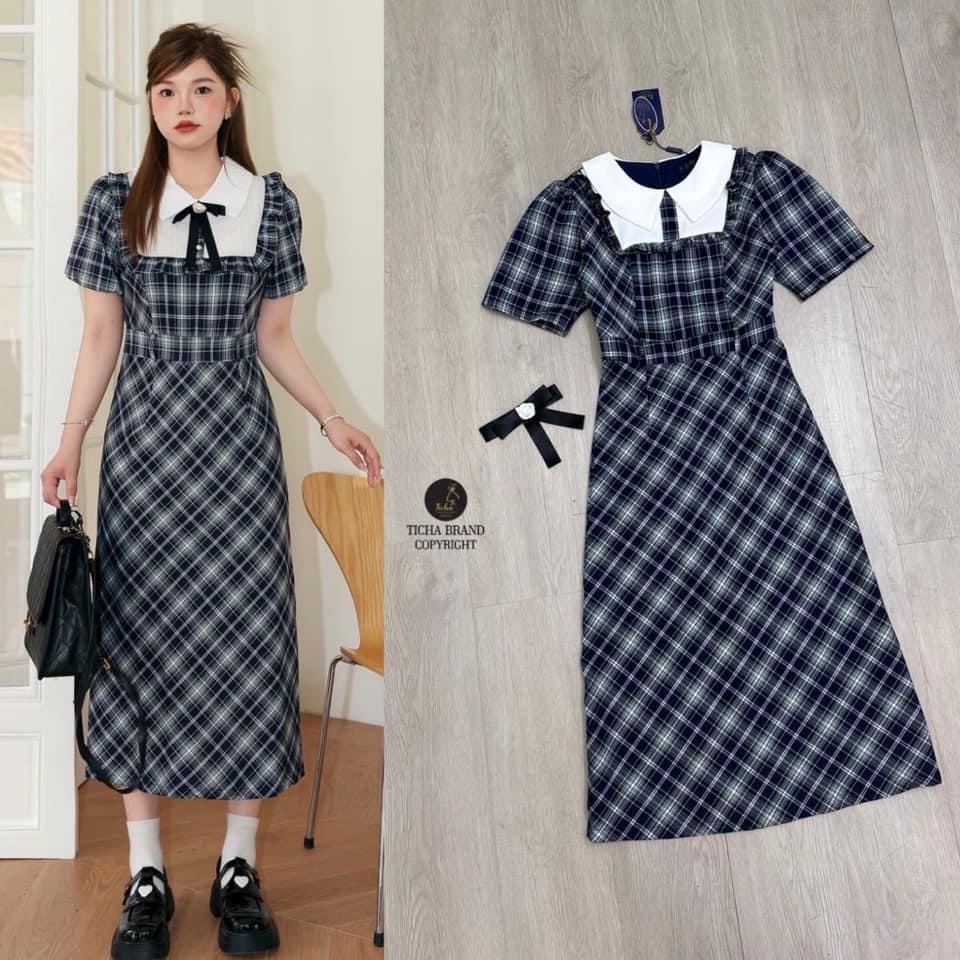 เดรสยาวทรงเข้ารูป เนื้อผ้าลายสก๊อตแขนสั้นแต่งปกสีขาวยาวมาถึงช่วงอกตัดขอบเหลี่ยม/มีอะไหล่เข็มกลัดโบว์สีดำเล็กๆ ใส่สบาย : สินค้าคุณภาพ (พร้อมส่ง)