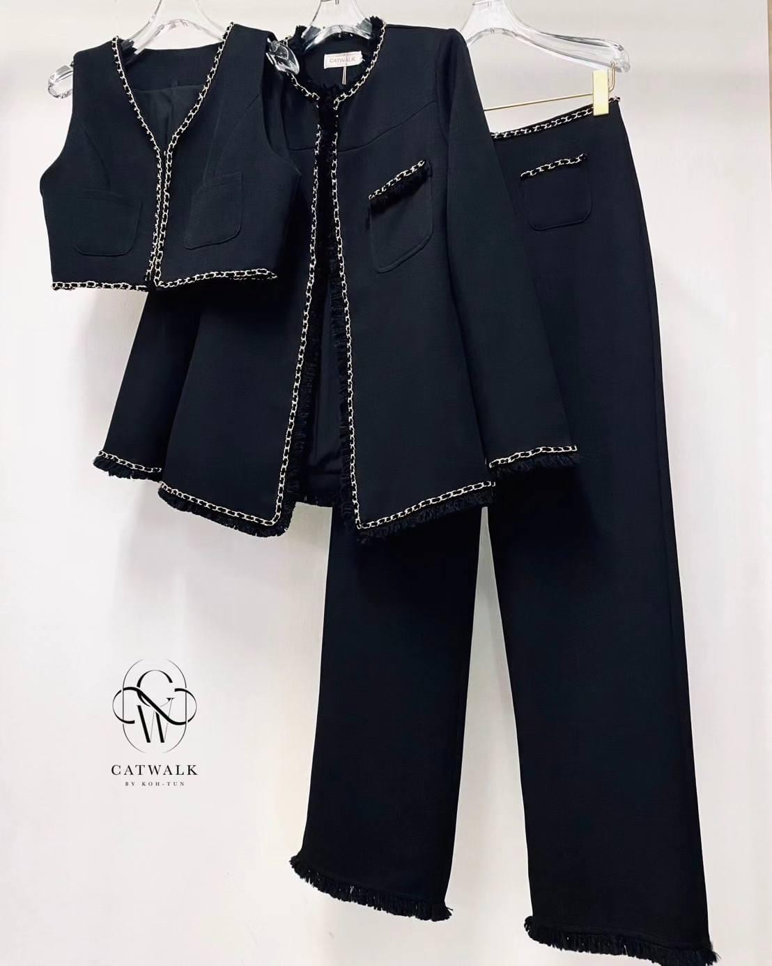 เซต 3 ชิ้น ผ้าทวิตเกรดA แต่งโซ่ทอง ตัวเสื้อกั๊กด้านในเป็นครอปคอวีแขนกุด แต่งขอบด้วยโซ่ทองร้อยริบบิ้นกำมะหยี่สี+เสื้อคลุมทรงกึ่งเข้ารูป+กางเกงเอวสูงทรงขากระบอก สินค้าคุณภาพ (พร้อมส่ง)
