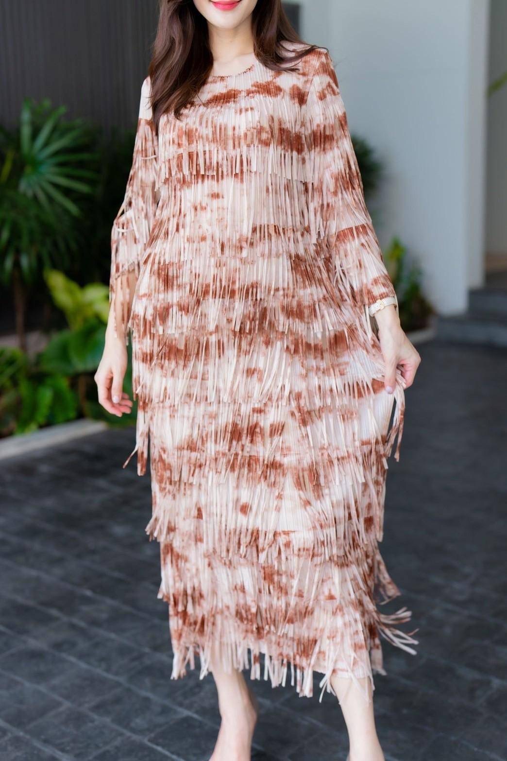 เดรสตัวยาวอัดพลีท ทรงคอกลม ดีเทลแต่งพู่ให้ดูฟรุ๊งฟริ๊งแน่นๆ ทั้งช่วงลำตัว และพิเศษช่วงแขน เพิ่มเข้าไปอี้ก ใส่สบาย : สินค้าคุณภาพ (พร้อมส่ง)