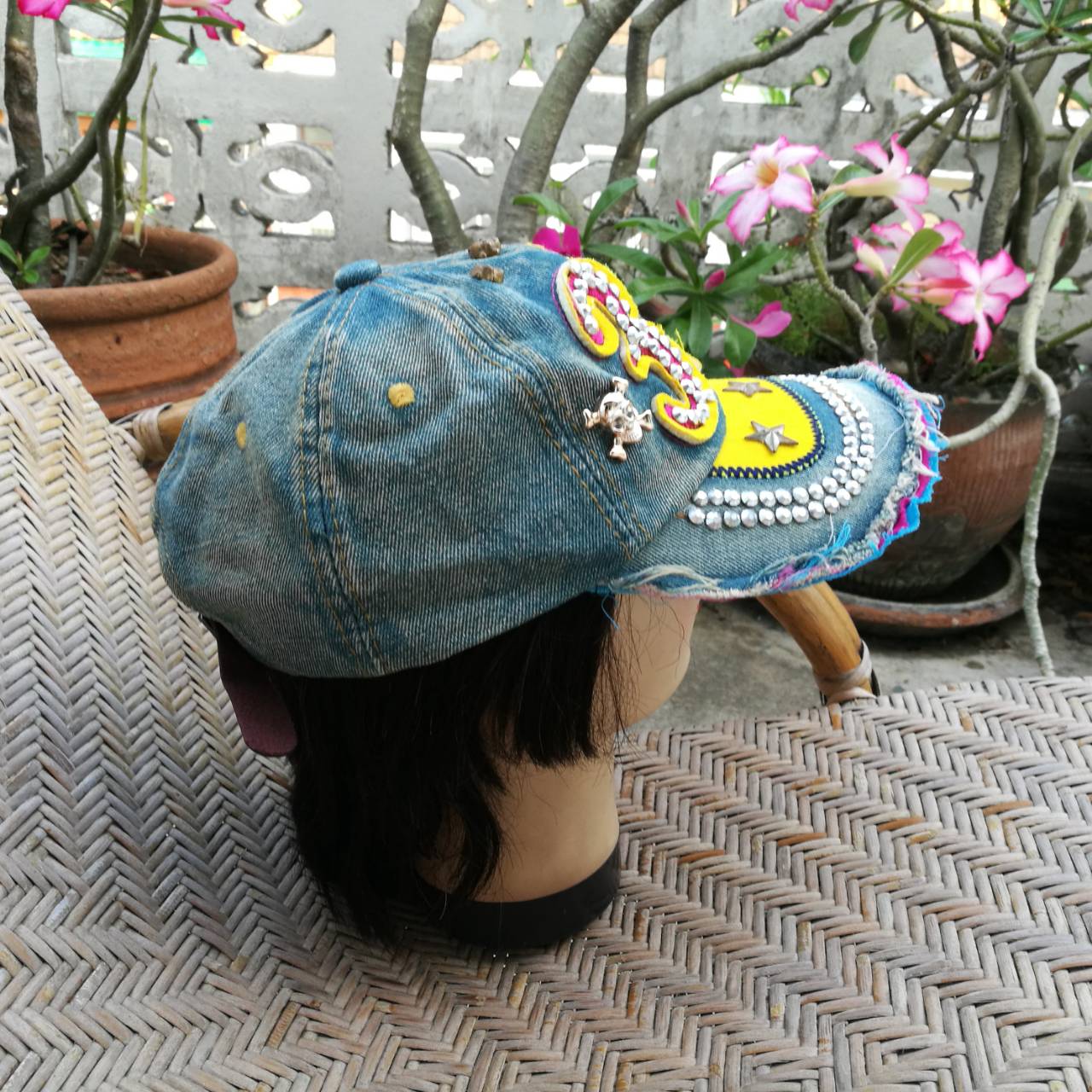 หมวกแก๊ปผ้ายีนส์แต่งหมุดสุดร็อค สวยมาก