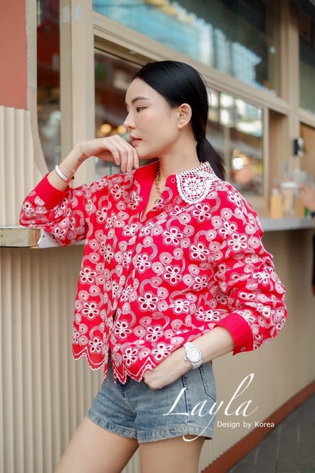 เสื้อเชิ้ตปักฉลุโชว์ลายเชิงสวยๆ คอปกลูกไม้หวานๆ แต่งกระดุมเพชร ทรงโอเว่อร์ไซส์นิดๆ ใส่สบาย : สินค้าคุณภาพ (พร้อมส่ง)