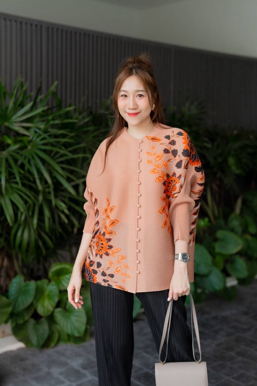 เสื้ออัดพลีทเนื้อดี งาน AA Premium แบบงานแบรนด์ สไตล์มาดาม สวย เรียบหรู ใส่สบาย : สินค้าคุณภาพ (พร้อมส่ง)