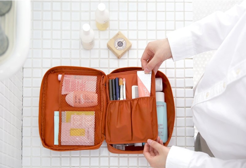 กระเป๋าอเนกประสงค์พกพาสะดวก สำหรับใส่อุปกรณ์เครื่องสำอาง อุปกรณ์ห้องน้ำ หรือสิ่งของจำเป็นอื่นเพื่อการเดินทาง ทำจากไนล่อนกันน้ำคุณภาพดี
