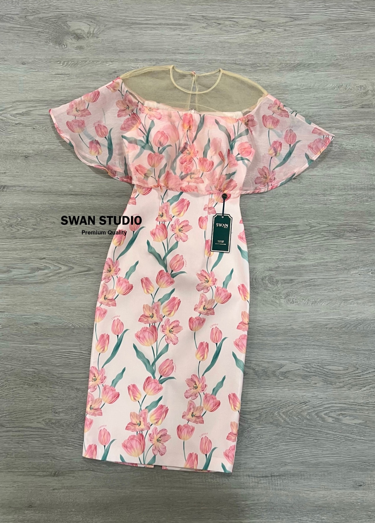 เดรสลายดอกทิวลิปโทนสีชมพู ลายนี้เป็นลายลิขสิทธิ์ของทางร้าน เดรส ลาดไหล่แต่งผ้าซีทรูด้านบน สินค้าคุณภาพ (พร้อมส่ง)