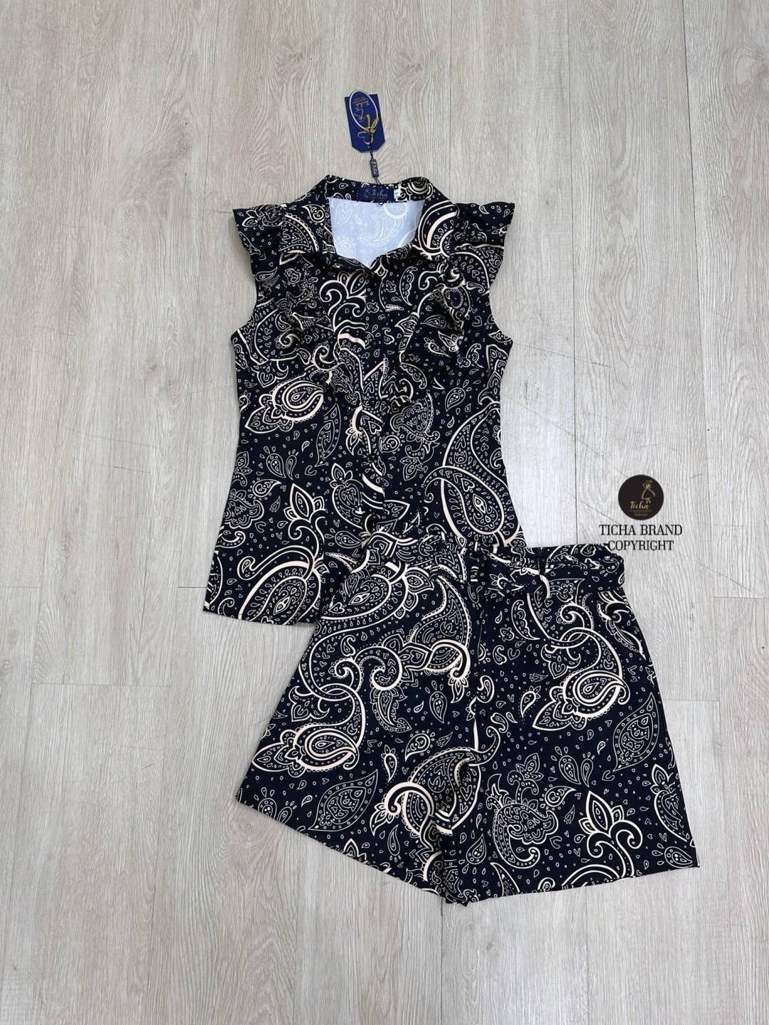 Set 2 ชิ้นพิมพ์ลายโบฮีเมี่ยนสีดำ เสื้อแขนกุดแต่งระบายไหล่ ด้านหน้าแต่งกระดุม ใช้งานได้จริง ผ้าพริ้วใส่สบายใส่แม๊ททับใส่สวยเก๋ +กางเกงขาสั้น : สินค้าคุณภาพ (พร้อมส่ง)