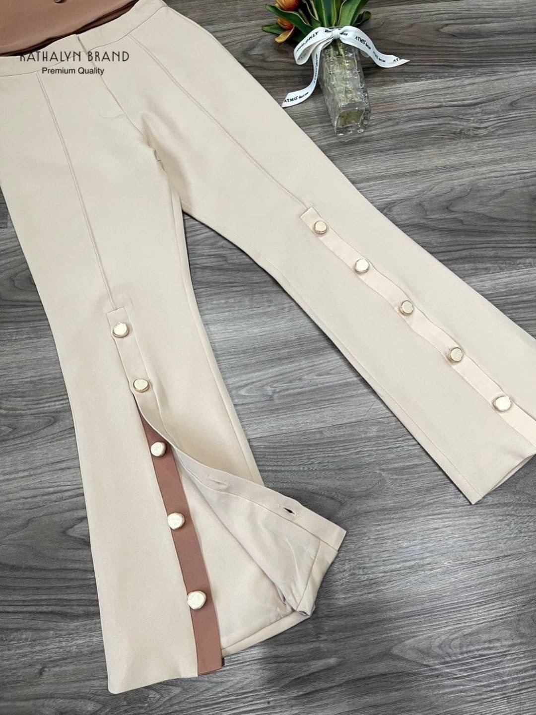 set เสื้อครอปแขนกุด คอวีแบบซ้ายทับขวา ทรงพอดีตัว สีสวยขับผิว มาคู่กับ กางเกงขายาวเอวสูง ปลายขาแต่งกระดุมเพิ่มความเก๋ สินค้าคุณภาพ (พร้อมส่ง)