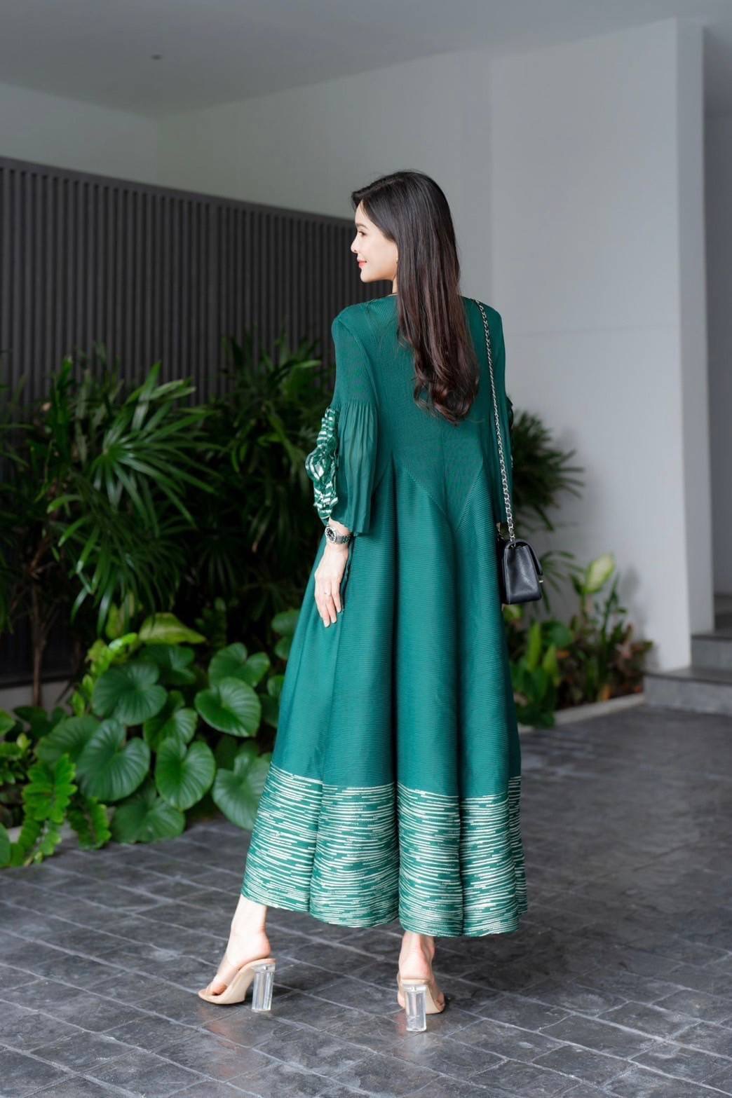 เดรสตัวยาวอัดพลีท คอกลม ทรงแขนตุ๊กตา แต่งพุ่มดอกกุหลาบชายแขน 🌹🌹เกรด Premium 👍🏻 ใส่สบาย : สินค้าคุณภาพ (พร้อมส่ง)