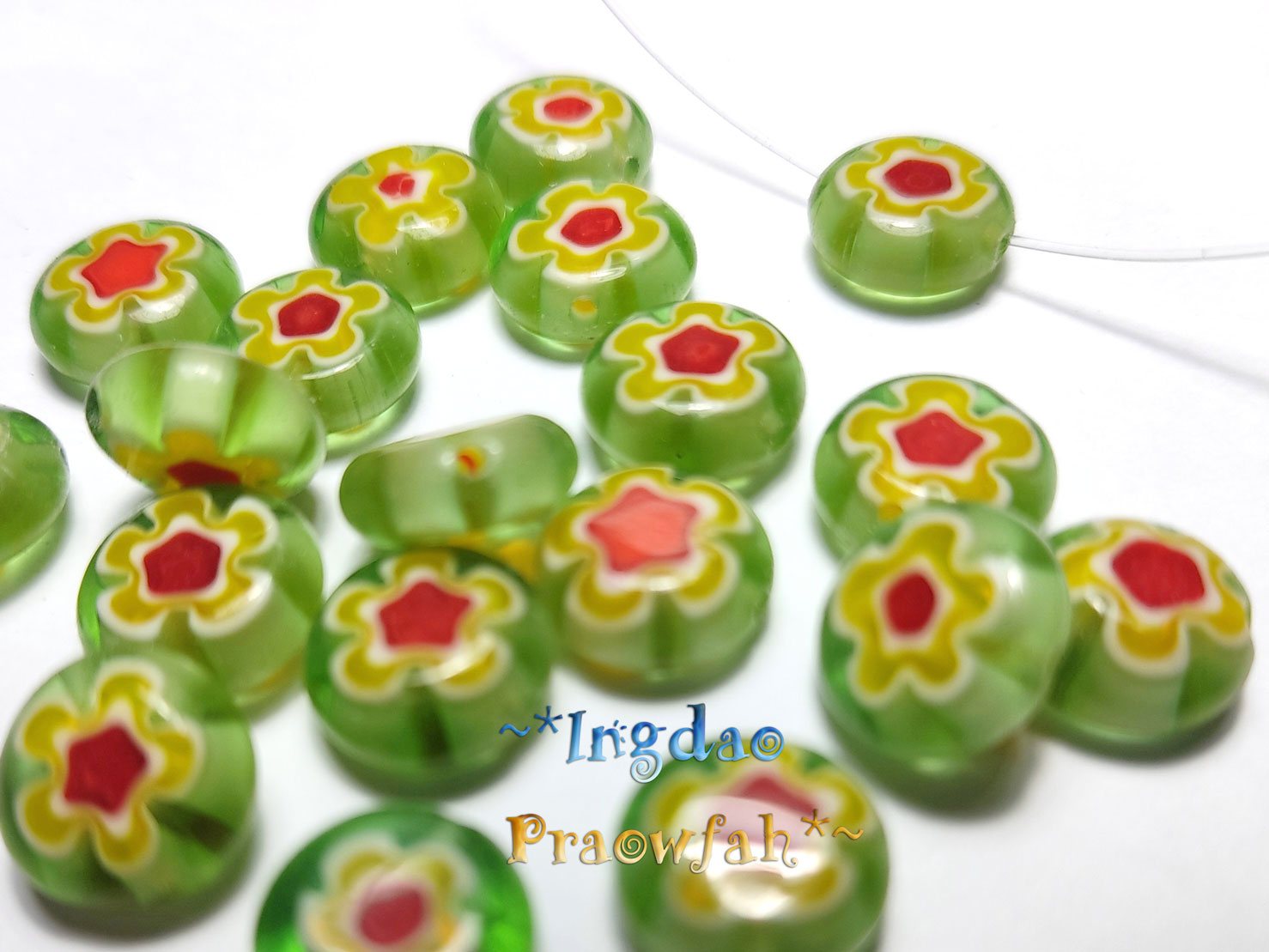 MLF1076gn ลูกปัด Millefiori ทรงดอกไม้สีเขียว แต้มลายดอกไม้เหลือง-แดง ขนาด=กว้าง 10 มิล. หนา 5 มิล. (ราคาต่อแพค/บรรจุ 4 ชิ้น)