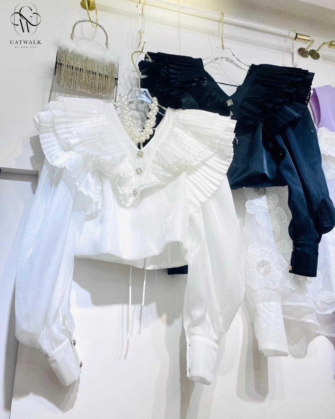 เสื้อครอปแต่งระบายอัดพลีท ผ้าซิลเนื้อดี เนื้อนุ่มใส่สบาย ตัวเสื้อเป็นทรงเข้ารูป คอวีแขนพองยาว ใส่สบาย : สินค้าคุณภาพ (พร้อมส่ง)