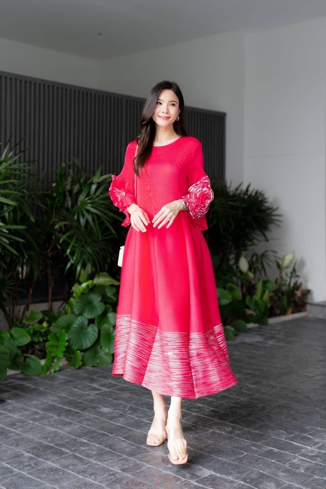 เดรสตัวยาวอัดพลีท คอกลม ทรงแขนตุ๊กตา แต่งพุ่มดอกกุหลาบชายแขน 🌹🌹เกรด Premium 👍🏻 ใส่สบาย : สินค้าคุณภาพ (พร้อมส่ง)