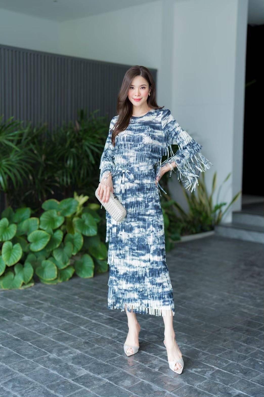 เดรสตัวยาวอัดพลีท ทรงคอกลม ดีเทลแต่งพู่ให้ดูฟรุ๊งฟริ๊งแน่นๆ ทั้งช่วงลำตัว และพิเศษช่วงแขน เพิ่มเข้าไปอี้ก ใส่สบาย : สินค้าคุณภาพ (พร้อมส่ง)