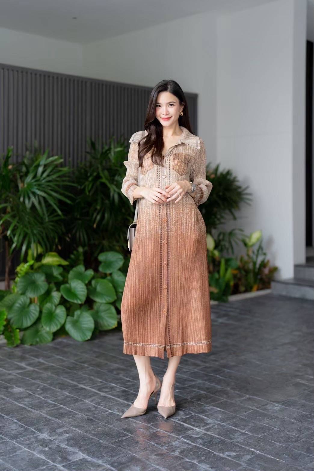 เดรสคลุมเข่า ทรงคอปก แขนสั้น แพทเทิร์นอัดพลีทเข้าเคิร์ฟ ทรงสวย Premium 👍🏻 พิมพ์ลายยีนส์ ทั้งตัว ดีเทลแน่นๆ ใส่สบาย : สินค้าคุณภาพ (พร้อมส่ง)