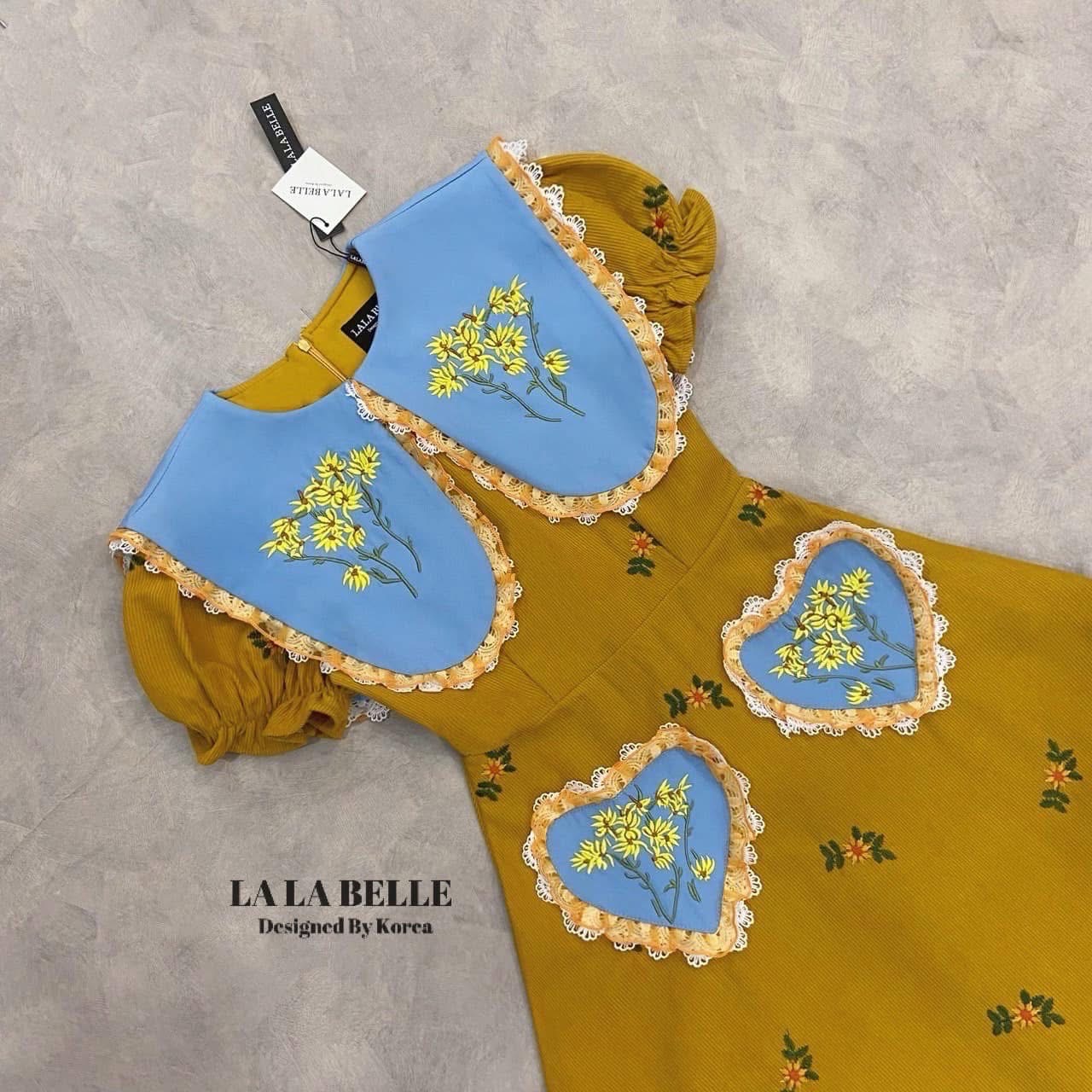 เดรสรุ่นฮอตรุ่นปังน่ารักสุดๆเป็นผ้าลูกฟูกอัดกาวปักลายดอกไม้ทั้งชุดคอปกใหญ่ปกลายดอกไม้แต่งขอบปก2ชั้นผ้าแก้วจับจีบรองด้วยผ้าลูกไม้สีขาวเอวเข้ารูปกระโปรงบานใช้ผ้าเยอะ ใส่สบาย : สินค้าคุณภาพ (พร้อมส่ง)