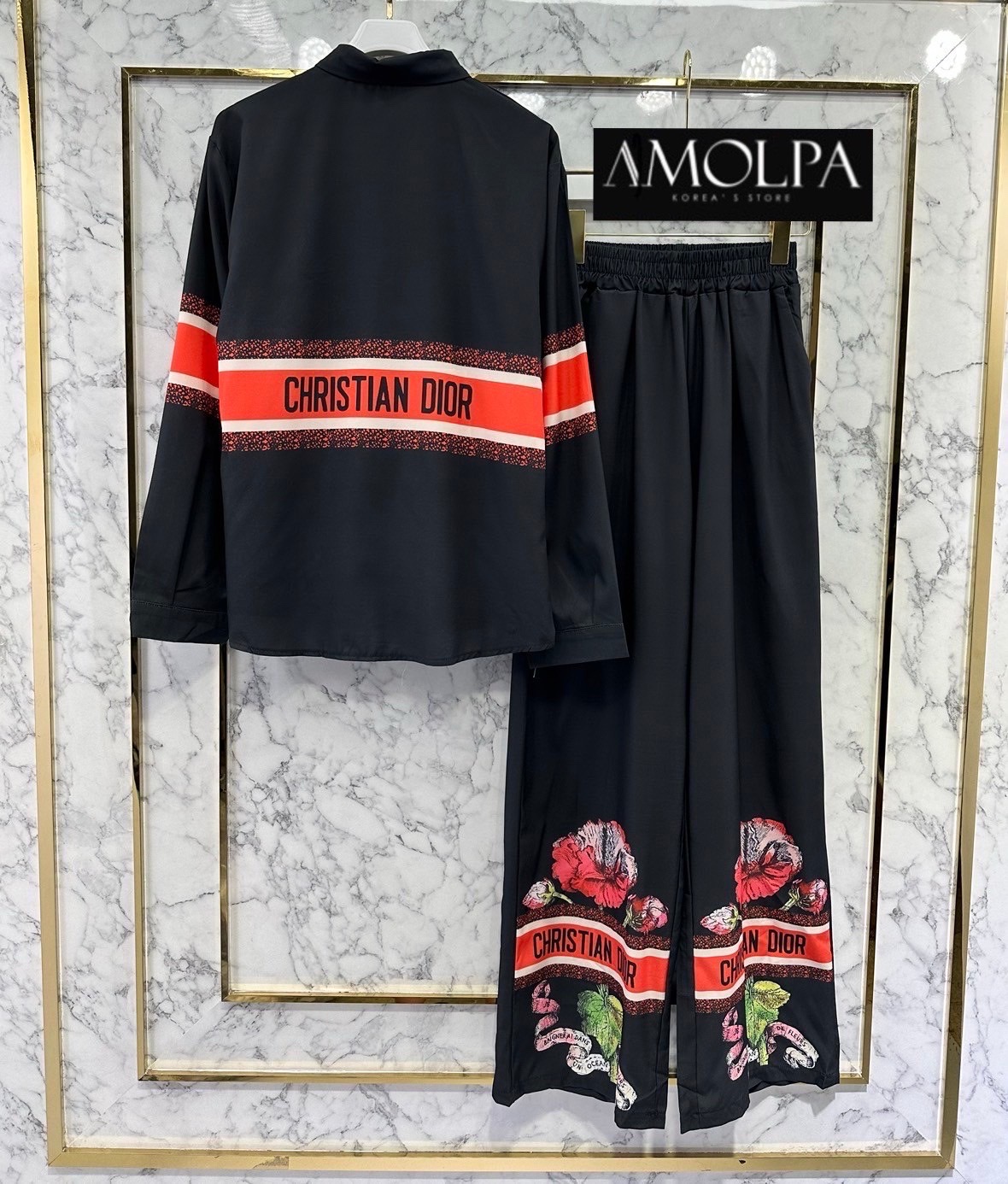 SET PAJAMAS DIOR งานใหม่ ตัวเสื้อเป็นเชิ้ต DIOR. เด่นเป็นสง่า มาพร้อม กางเกงขายาว ใส่เข้ากันลงตัว สินค้าคุณภาพ (พร้อมส่ง)