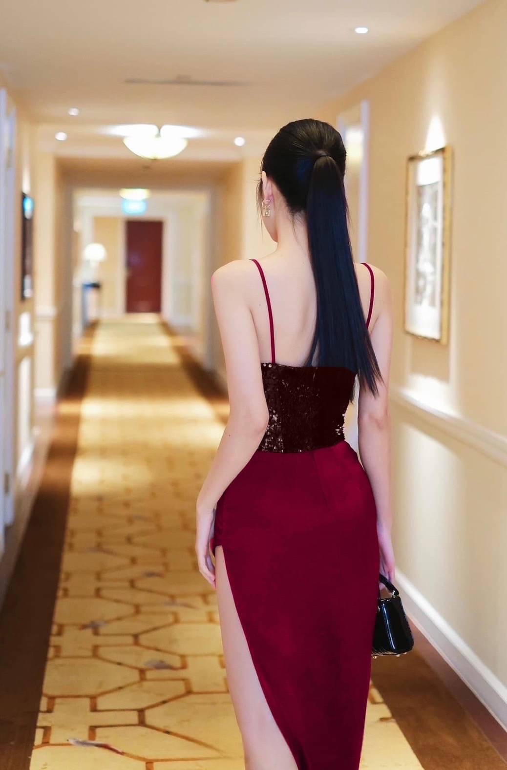 เดรสยาว ท่อนบนสายสปาเก็ตตี้ตีเกร็ดล๊อคทรงแบบคอร์เซ็ท ปักเลื่ิอมทั้งตัว ( เสริมฟองน้ำและซิปหลังซ่อนอย่างดี ) ช่วงกระโปรงแต่งด้วยผ้าสีพื้นจับจีบไขว้ด้านข้างยาวถึงข้อเท้าผ่าสูงปรี๊ดถึงช่วงต้นขา เนื้อผ้าดีมีซับในทั้งชุด ใส่สบาย : สินค้าคุณภาพ (พร้อมส่ง)