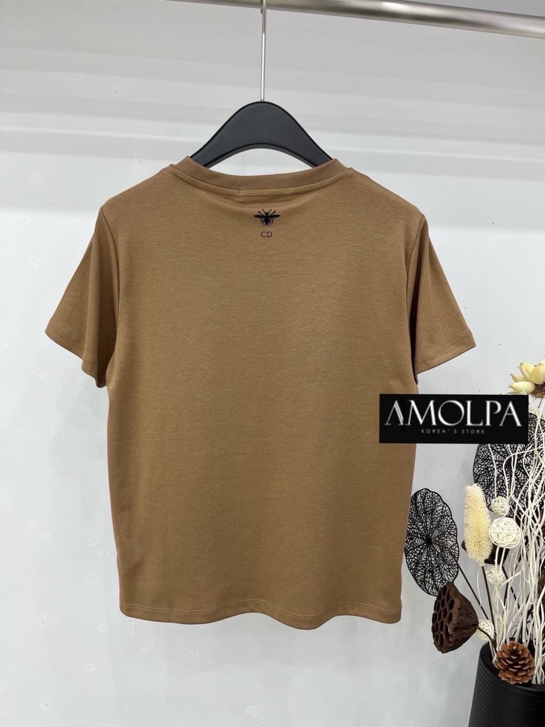 เสื้อยืด CD. งานปักแน่นๆ สวยเด่น ลายใหม่ชนช๊อปป สวยม๊ากกกกก เนื้อผ้าดีมากๆ ค่ะ ผ้าเย็นๆ ใส่สบายสุดๆ ใส่สบาย : สินค้าคุณภาพ (พร้อมส่ง)