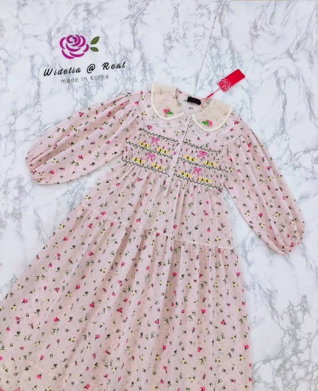 Dress เดรสยาวตัวสวยทรงดี รุ่นนี้น่ารัก มากแม่ เนื้อผ้าสวยอย่างดีใส่สบายสีสันน่ารักละมุน ช่วงอกดึงสม๊อคย่นเก๋ พร้อมปักแต่งลวดลายน่ารัก : สินค้าคุณภาพ (พร้อมส่ง)