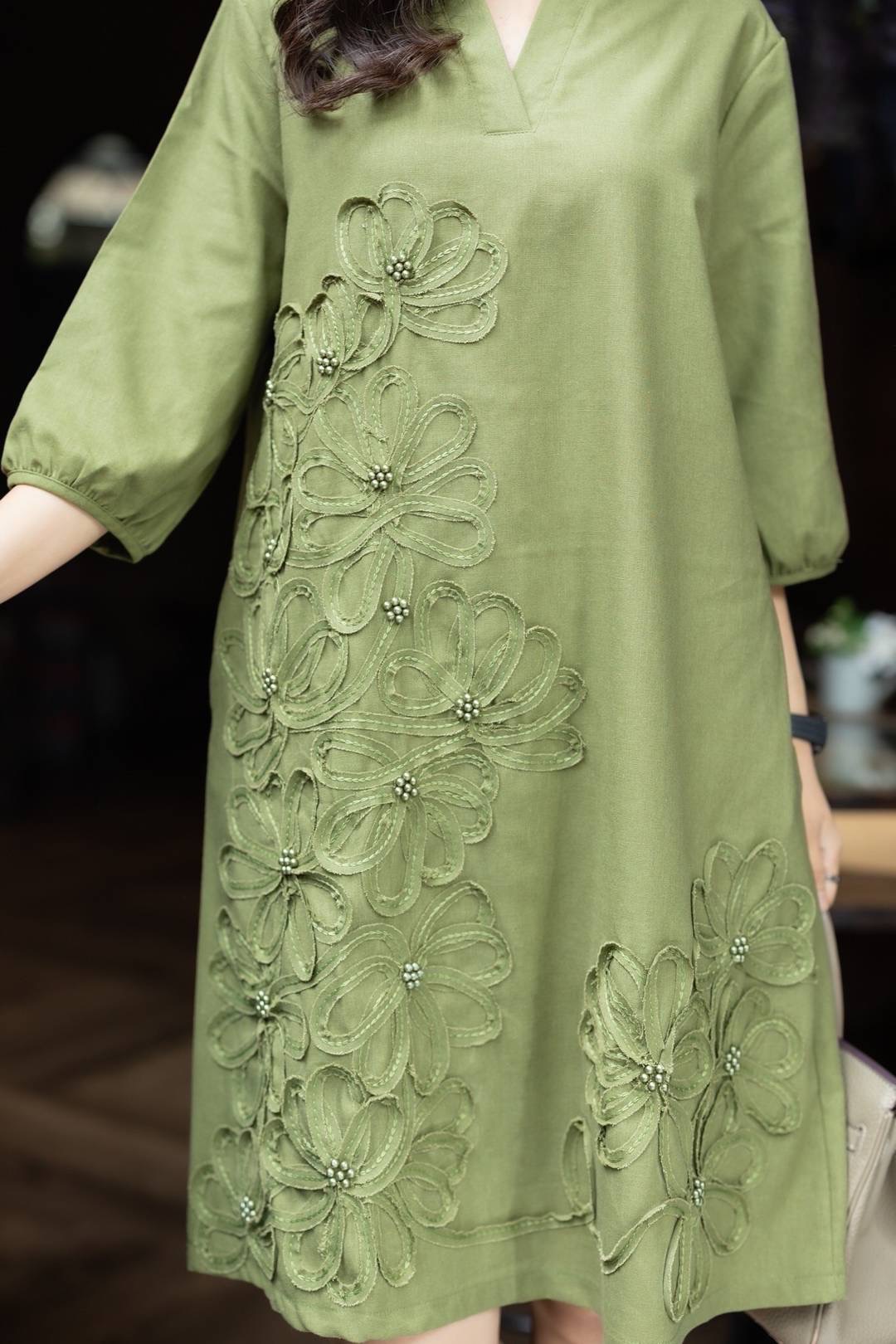 เดรสผ้าฝ้ายลินินเกาหลีทรงเอ มีกระเป๋าซ่อน แต่งด้วยผ้าชิ้นจับวางให้เป็นลวดลายดอกไม้ ตอกมุกสีเดียวกับชุดลงไป ใส่สบาย : สินค้าคุณภาพ (พร้อมส่ง)