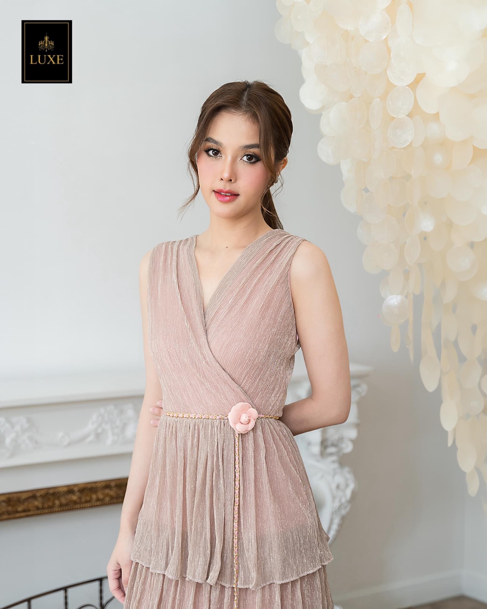 แม็กซี่เดรสคอวีป้ายแขนกุด มาพร้อม เสื้อคลุมติดกระดุมเปิดได้ กระโปรงบานจีบรูด ระบาย4ชั้น มาพร้อมโบว์สำหรับผูกเอว ทำจาก ผ้าราเม่ผสมดิ้นเมทัลลิค เนื้อนุ่มยืดหยุ่น มีซิป ซ่อนและซับในเต็มตัว ใส่สบาย : สินค้าคุณภาพ (พร้อมส่ง)