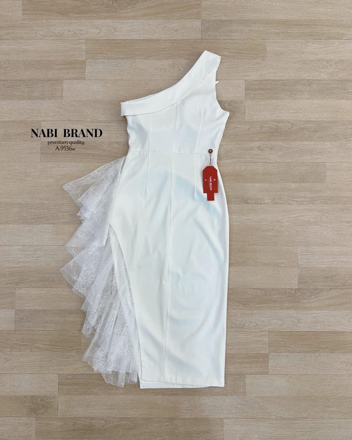 เดรสเข้ารูปทรงเปิดไหล่ แต่งทรงปกคอพาดด้านบน เดรสทรงผ่าข้าง พับจีบด้านข้าง และแต่งเพิ่มด้วยผ้าลูกไม้ ชุดมีฟองน้ำและซับใน ใส่สบาย : สินค้าคุณภาพ (พร้อมส่ง)