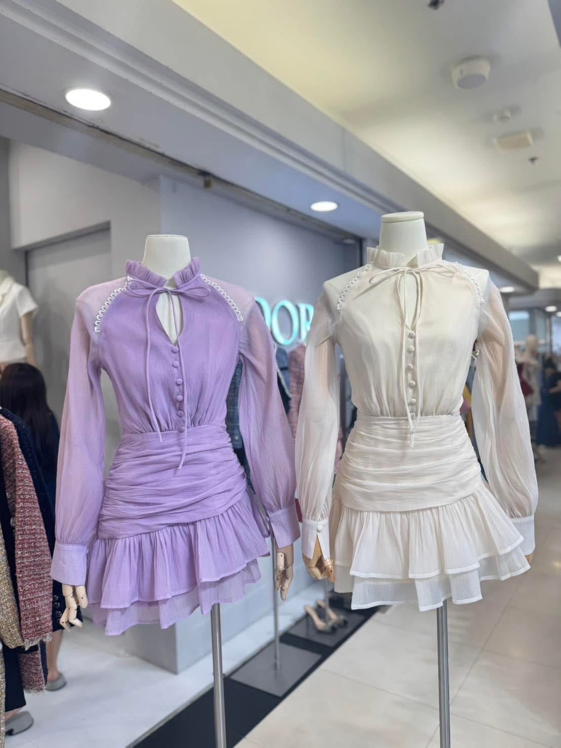 มินิเดรสแขนยาว ดีไซน์คอปีน แต่งกระดุมหน้า ช่วงคอเสื้อ ผูกโบว์ ใส่สบาย : สินค้าคุณภาพ (พร้อมส่ง)