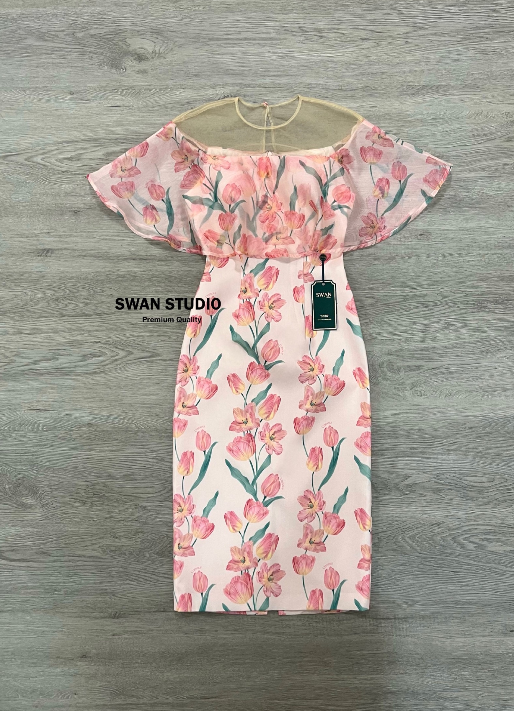 เดรสลายดอกทิวลิปโทนสีชมพู ลายนี้เป็นลายลิขสิทธิ์ของทางร้าน เดรส ลาดไหล่แต่งผ้าซีทรูด้านบน สินค้าคุณภาพ (พร้อมส่ง)
