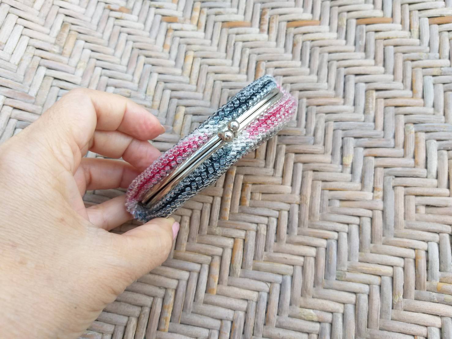 กระเป๋าใส่เหรียญ ไหมถักร้อยลูกปัด handmade สวยมาก (ของใหม่)