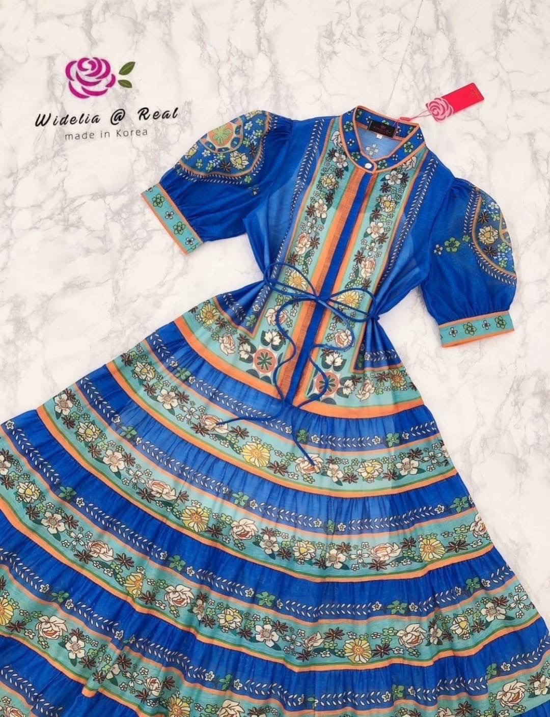 Dress :: เดรสตัวยาวสวยทรงดี คอปีนเก๋ ด้านหน้ากระดุมเรียงเม็ดเป็นแนวสวย เอวมาพร้อมเข็มขัดคาดเอวเพิ่มความกระชับ สินค้าคุณภาพ (พร้อมส่ง)