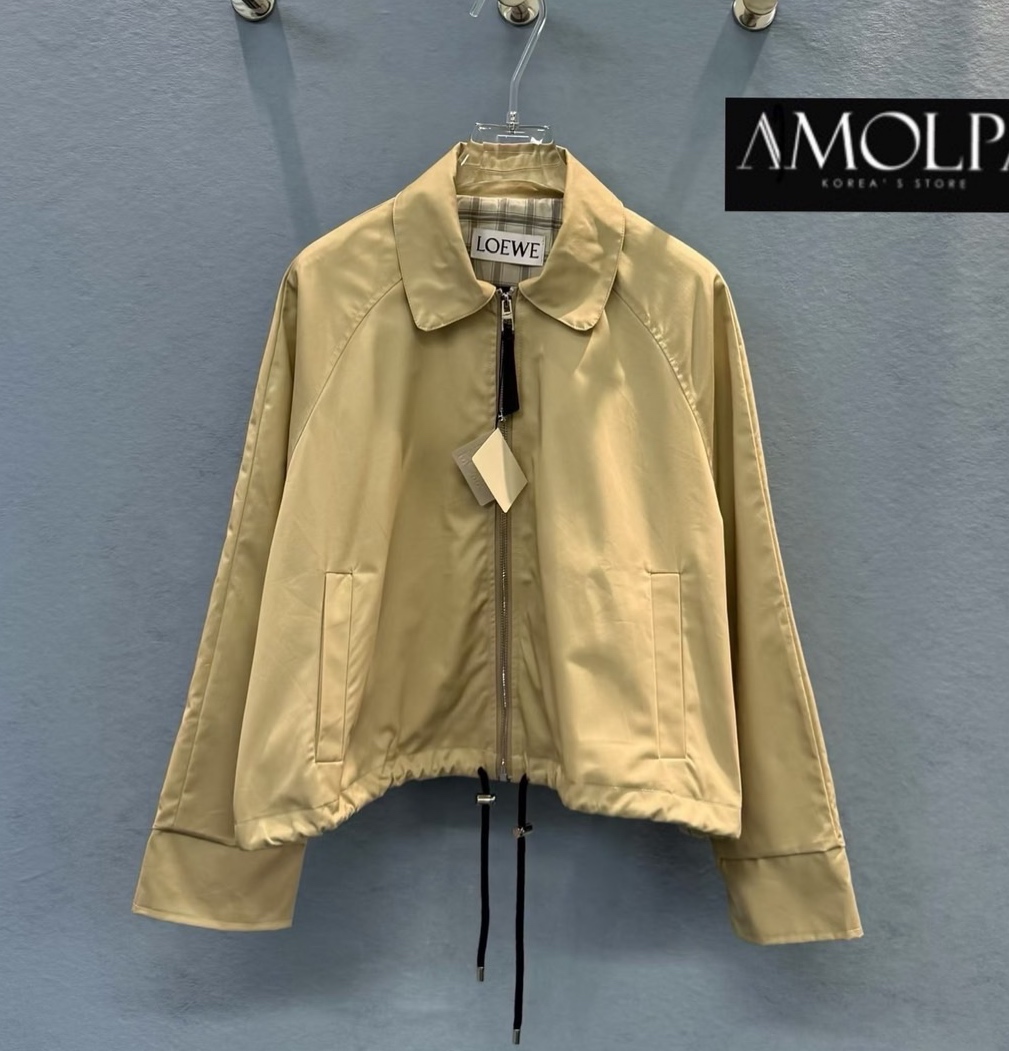JACKET LOEWE เสื้อเป็น JACKET LOEWE ซิปหน้า ปั้มอะไหล่หัวซิป ซับลายLOEWE หลังแต่งแผ่นหนัง LOEWE งานใส่สบายมาก ใส่สบาย : สินค้าคุณภาพ (พร้อมส่ง)