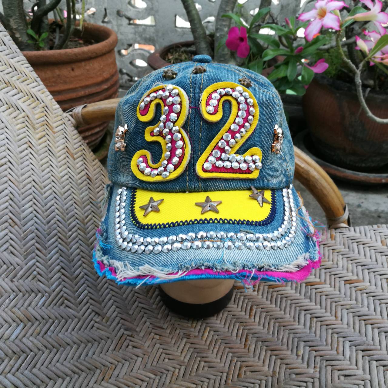 หมวกแก๊ปผ้ายีนส์แต่งหมุดสุดร็อค สวยมาก