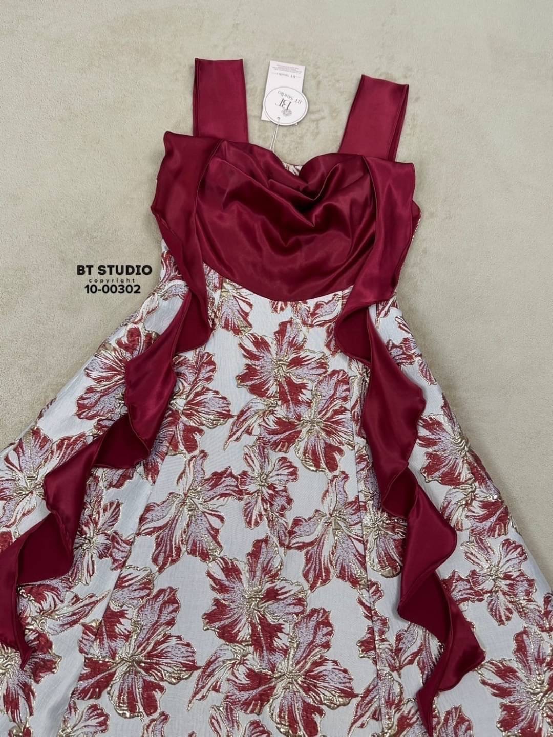 เดรสยาวสายเดี่ยวดีเทลแต่งระบายช่วงอกตรงกลางถ่วงด้านข้างแต่งระบายชายห้อย งานเนื้อผ้าซาตินตัดด้วยผ้าทอลายงานสวยเนื้อผ้าดีมีซับใน คัตติ๊งสวยมาก ใส่สบาย : สินค้าคุณภาพ (พร้อมส่ง)