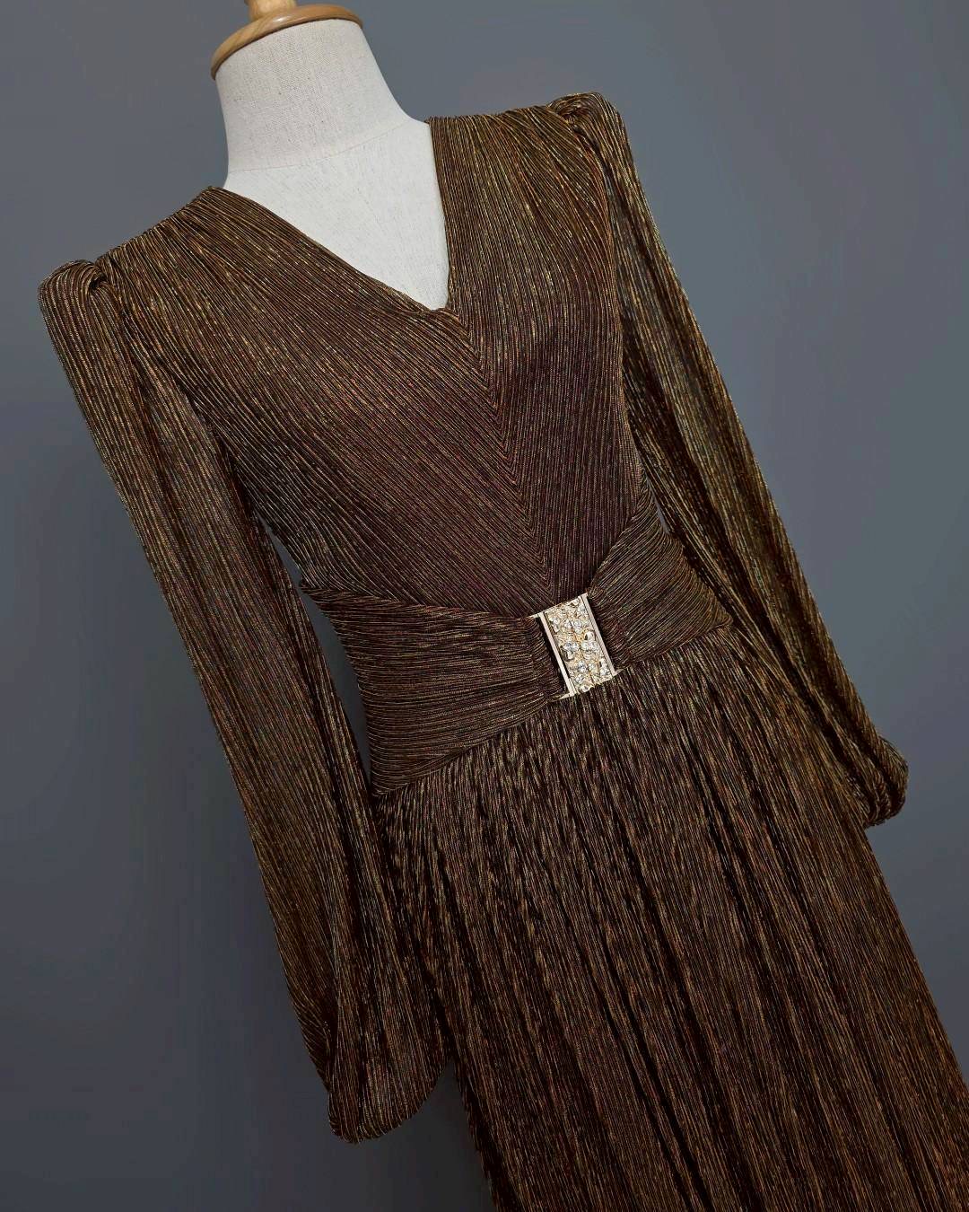 แม็กซี่เดรสเสื้อคอวีแขนยาว กระโปรงจีบรูดรอบตัว ☑️ดีเทลมีผ้าคาดเอว แต่งด้วยหัวเข็มขัดเพชรสีทอง ใส่สบาย : สินค้าคุณภาพ (พร้อมส่ง)