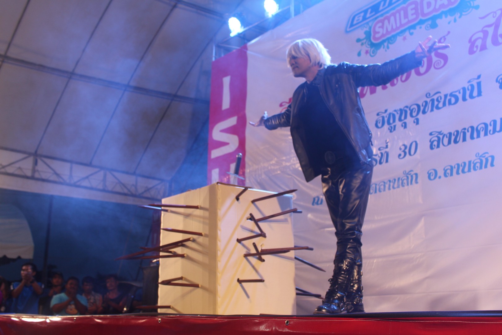 มายากล นักมายากล การแสดง โชว์ Magic Show อีซูซุบลูเพาเวอร์ สไมล์เดย์ 30/08/2559