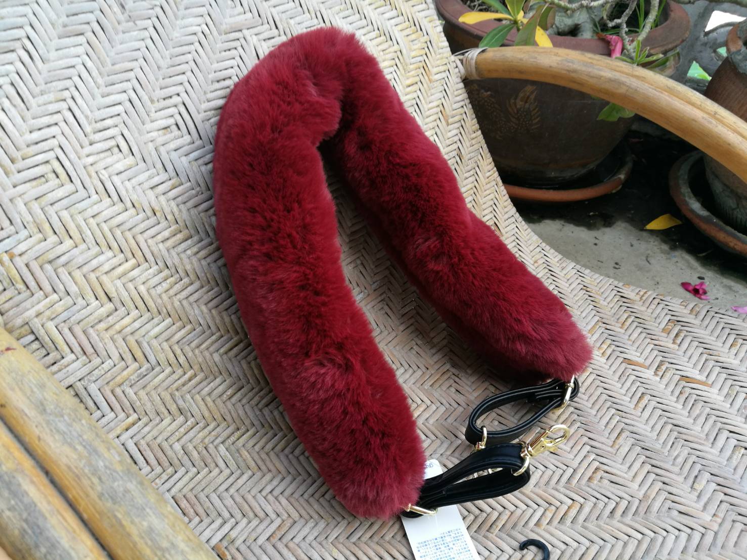 สายกระเป๋าเฟอร์อวบๆ สวยมาก (ของใหม่)