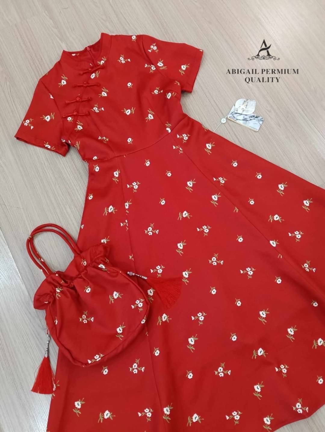 เซต2ขิ้น กี่เพ้าแขนสั้นพิมพ์ลายดอกไม้อกแต่ง กระดุมเรียงยาว เนื้อผ้าพรีเมียมมีน้ำหนัก ทิ้งตัว สวย พร้อมกระเป๋าหิ้ว1ใบใส่รับอั่งเปา ใส่สบาย : สินค้าคุณภาพ (พร้อมส่ง)