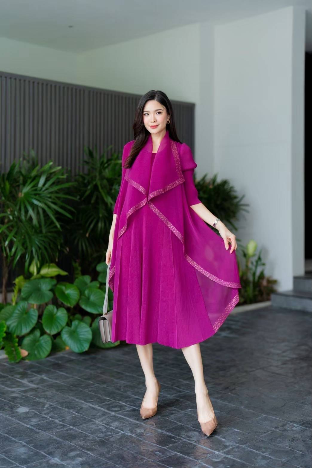 เดรสอัดพลีท ทรงแขนยาว เย็บแต่งเสื้อคลุม ผ้าบางซีทรูปกใหญ่ ซ้อนไปในตัว ประหนึ่ง2 in1 💫💫 ทั้งเดรส และเสื้อคลุมในตัว ใส่สบาย : สินค้าคุณภาพ (พร้อมส่ง)