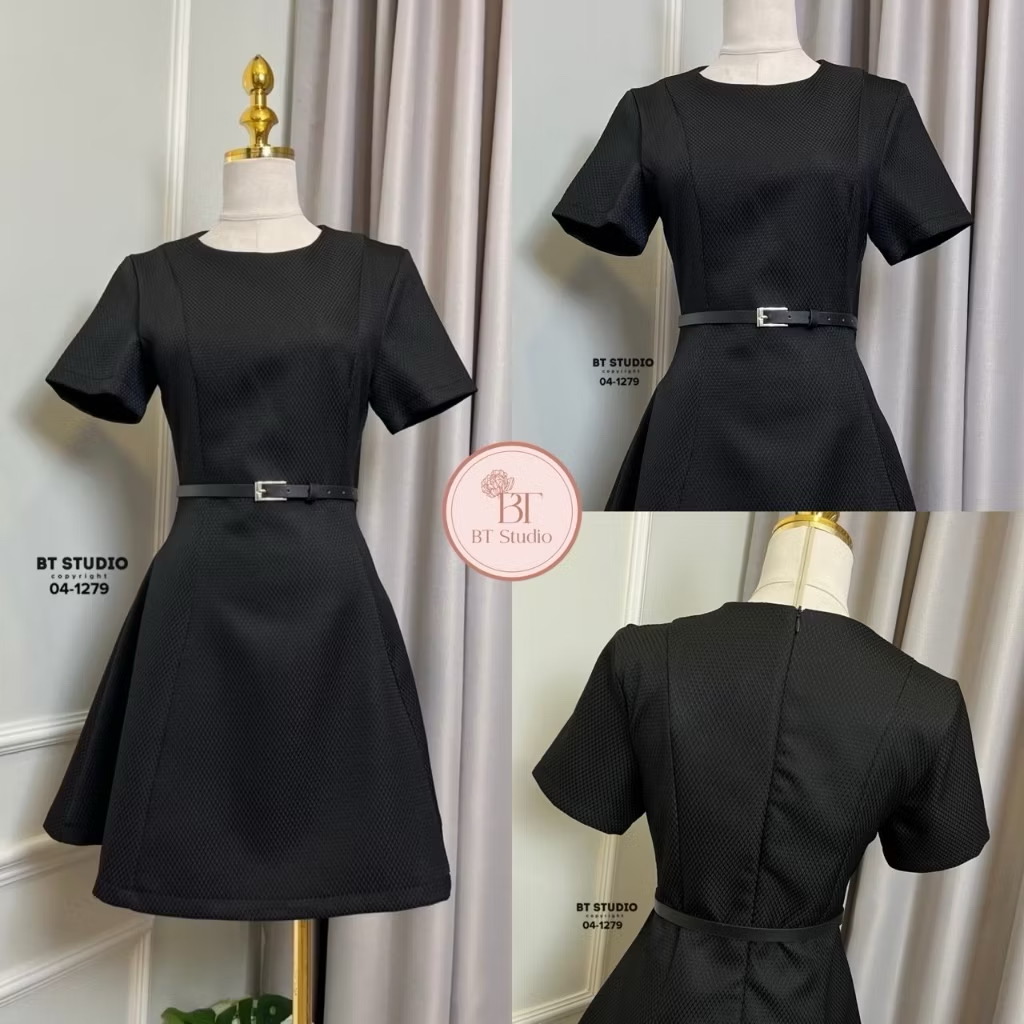 เดรสสั้นแขนสั้นคอกลม กระโปรงบานออก มาพร้อมเข็มขัดเส้นเล็กสีขาว งานเนื้อผ้าสวยมากมีลายในตัว มีซับในจ้า ใส่สบาย : สินค้าคุณภาพ (พร้อมส่ง)