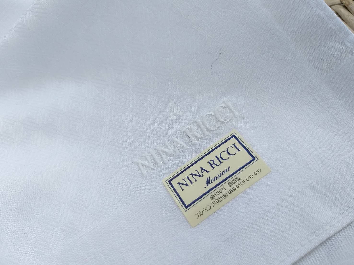 ผ้าเช็ดหน้า NINA RICCI สีขาว ผ้าสวยมากผืนนี้