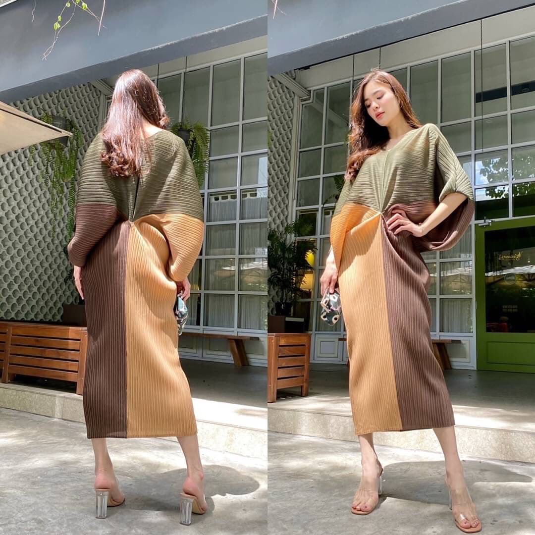 Dress อัดพลีท 100% งานนำเข้า เนื้อเดียวกับงานแบรนด์ 🤗 ดีไซด์ตัวยาว แขนผีเสื้อ 🦋 อัดพลีทแน่นๆ เพิ่มความหรู ด้วยการเล่น 🔷🔶 สีตัดสี่เหลี่ยม สแควร์แบบใหญ่สุดคลาสิค . สินค้าคุณภาพ (พร้อมส่ง)