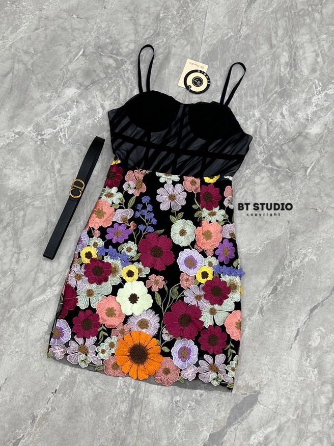 เซท 2 ชิ้น เดรสสายเดี่ยวสั้นช่วงบน แต่งซีทรูสีดำ อกเสริมฟองน้ำ มีซับช่วงอก กระโปรงแต่งปักลายดอกไม้สีสัน มาพร้อมเข็มขัดเส้นเล็กสวย สินค้าคุณภาพ (พร้อมส่ง)