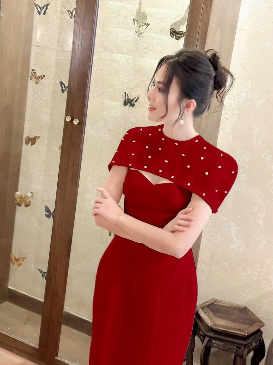 ชุดset2ชิ้น สีแดงเดรสสายเดี่ยว อกเย็บเสริมฟองน้ำให้ทรงสวย ดีไซน์แต่งผ่าหลังเล็กน้อย งานซิปหลัง มาพร้อมเสื้อคลุมไหล่ตัวสั้นดีไซน์น่ารักมากๆ ดีเทลตอกหมุดเพชรให้เด่นสวย และมีกระดุมมุกเกี่ยวด้านหลัง งานสวย ผ้านิ่มใส่สบาย ใส่สบาย : สินค้าคุณภาพ (พร้อมส่ง)