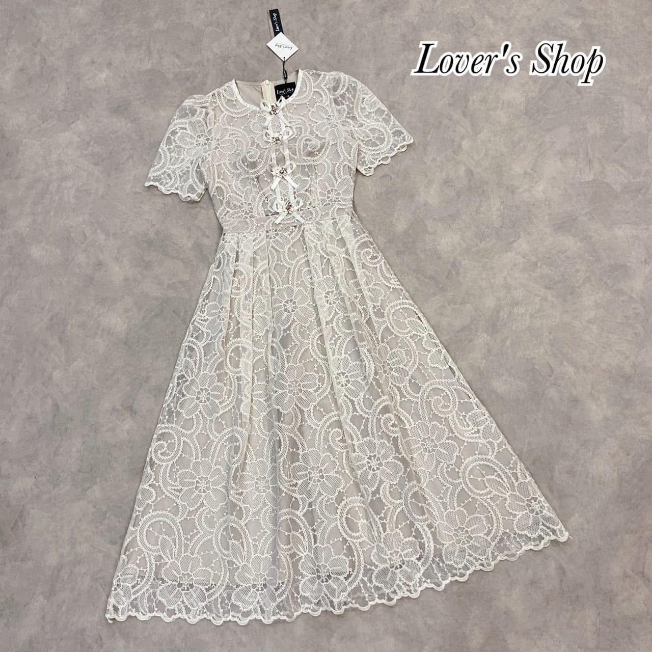 เดรสลูกไม้ แต่งกระดุมหน้า ทรงสวยน่ารักค่ะ เป็นเดรสลูกไม้ที่ใส่ง่ายและใส่สวย กระโปรงมีความบานกำลังดี ใส่สบาย : สินค้าคุณภาพ (พร้อมส่ง)