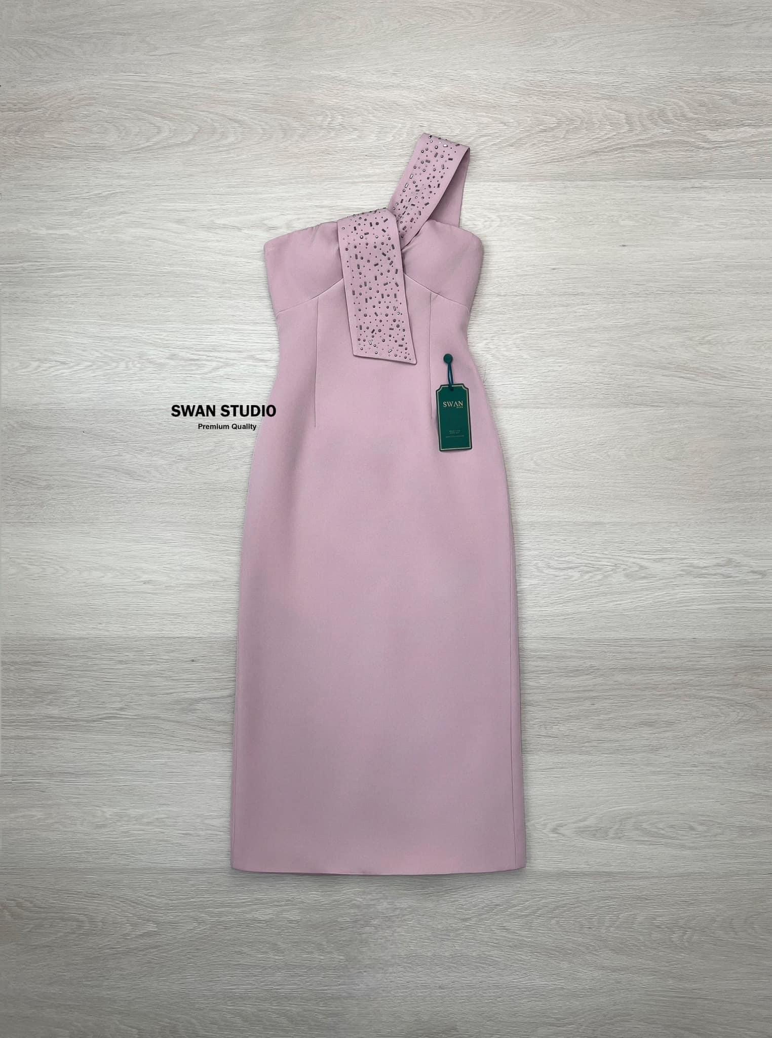 เดรสชมพูยาว สายปาดข้างเดียว ตรงอกทีรูสำหรับร้อยสาย ตรงสายแต่งประดับด้วยเพชร ด้านหลังผ่าให้เดินง่าย ใส่สบาย : สินค้าคุณภาพ (พร้อมส่ง)