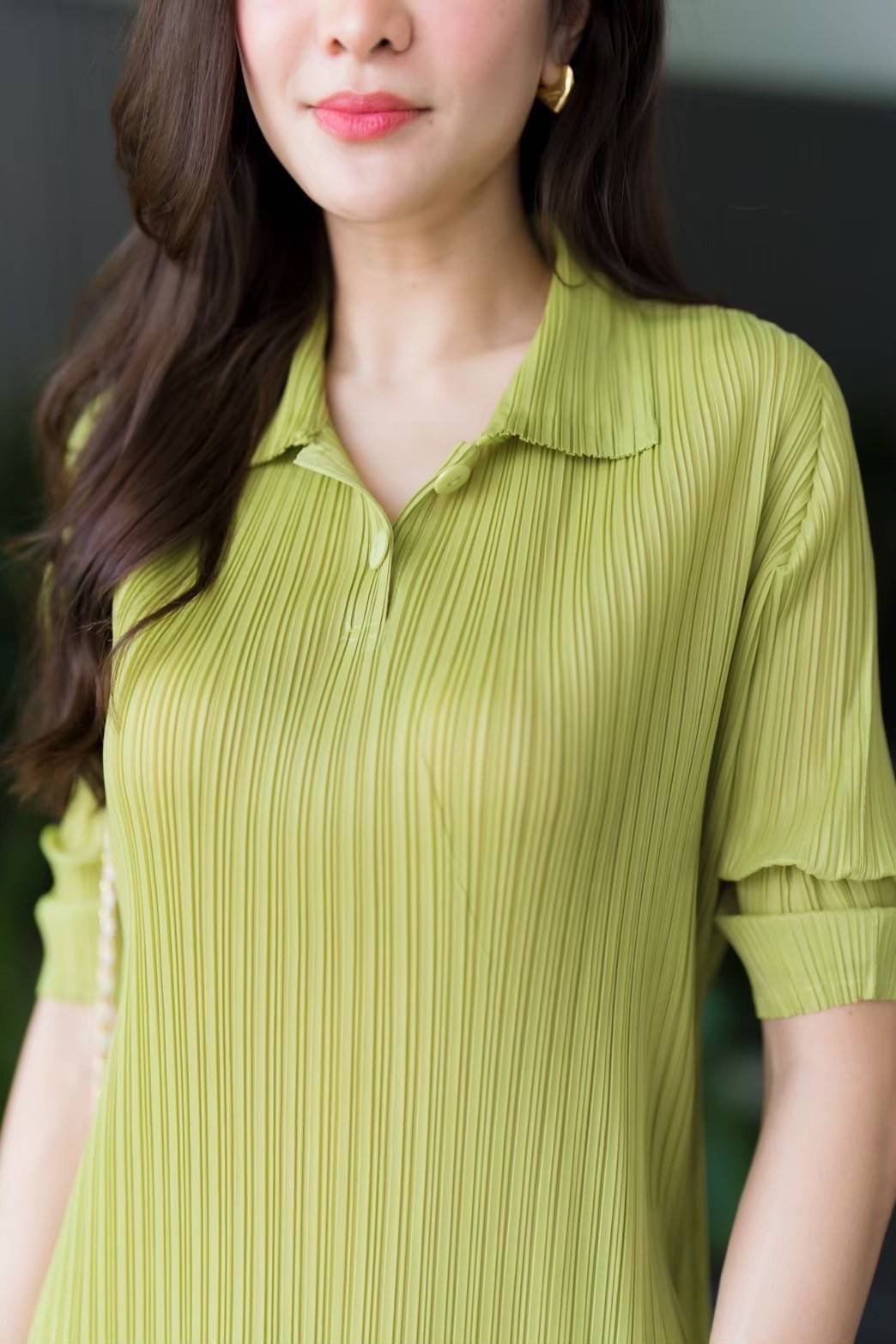 เดรสอัดพลีท คอปก 😙😘 แต่งกระดุมตรง คอ เกร๋กรุบ แขน 4 ส่วนพอสวยงาม ขอบอกว่า 💫💫แพทเทิร์นตัวนี้ เรียบ แต่หรูมากจริงๆคร้าาา ใส่สบาย : สินค้าคุณภาพ (พร้อมส่ง)