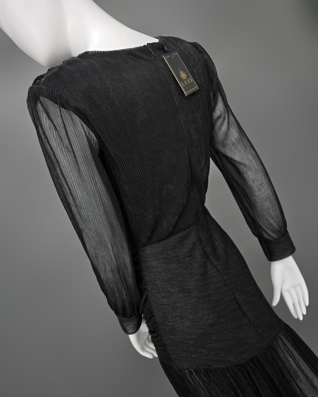 แม็กซี่เดรสเสื้อคอวีป้าย แขนยาวเสริมไหล่ กระโปรงจับเดรปย่นเข้ารูปตรงสะโพก ต่อชาย กระโปรงบาน ผ่าหน้าขา ใส่สบาย : สินค้าคุณภาพ (พร้อมส่ง)