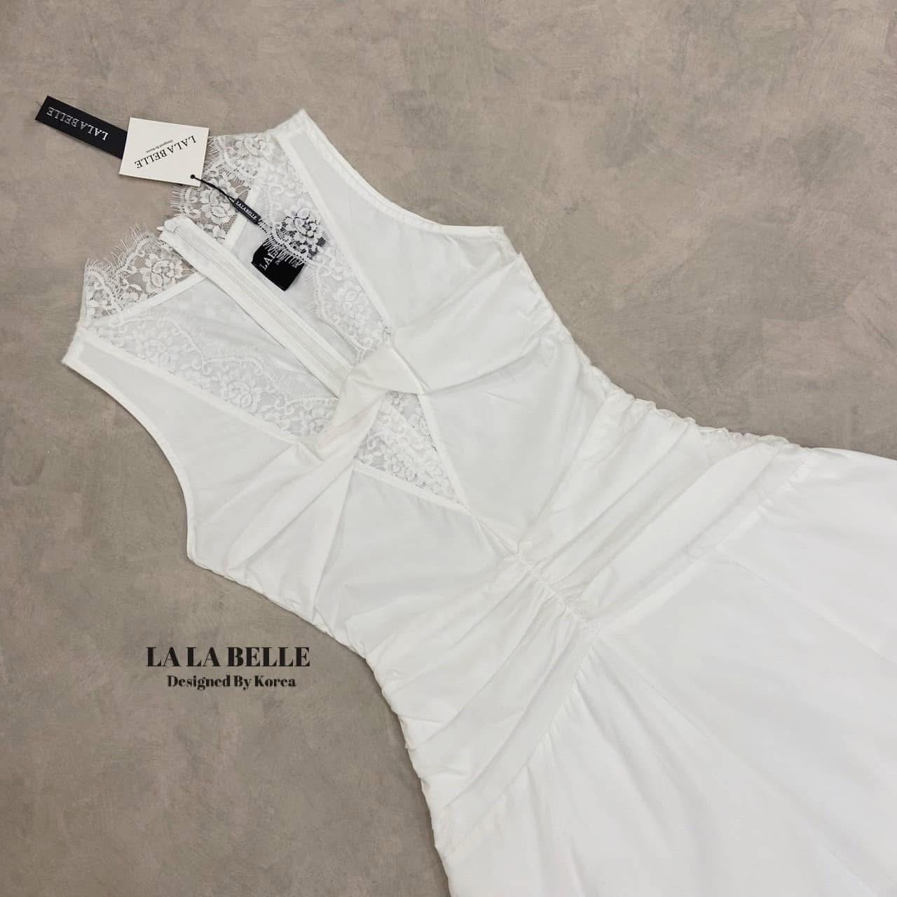 แม็กซี่เดรสสีขาวผ้าเสื้อเชิ้ตแต่ไม่บางมีซับในให้ทรงคอวีแขนกุดแต่งขอบอกลูกไม้แต่งโบว์ด้านหน้าเอวเข้ารูปจับจีบกระโปรงทรงเอยาวผ่าข้างด้านหลังแต่งลูกไม้สวยมาก ใส่สบาย : สินค้าคุณภาพ (พร้อมส่ง)